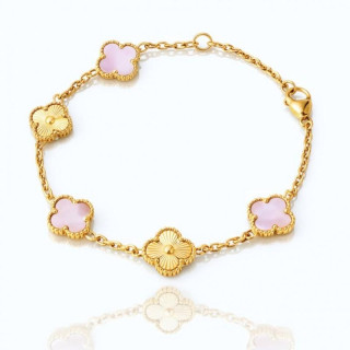 Pozlaćena narukvica s ružičastim djetelinama s četiri lista