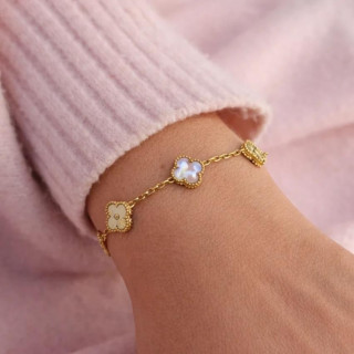 Pozlaćena narukvica s ružičastim djetelinama s četiri lista