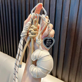 Kožni privjesak s kroasanom