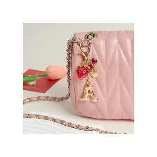 Zlatni privjesak sa slovom A i jagodom