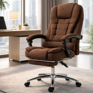 Smeđa uredska stolica s osloncem za noge